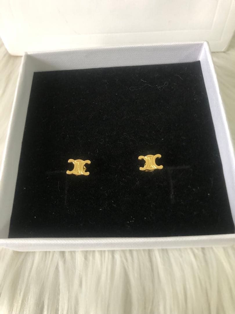 CELINE セリーヌ　ピアス　ロゴ　ゴールド　ファッション　綺麗