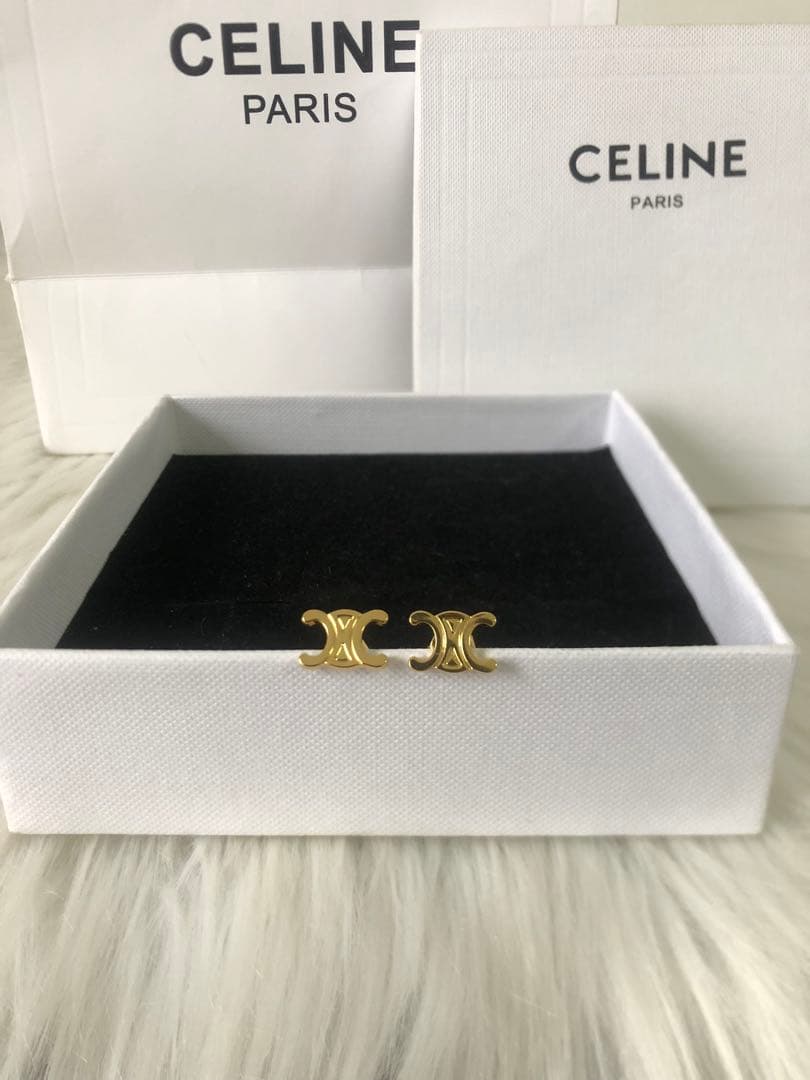 CELINE セリーヌ　ピアス　ロゴ　ゴールド　ファッション　綺麗