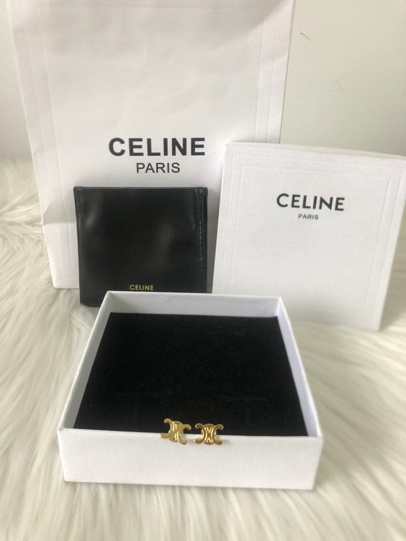 CELINE セリーヌ　ピアス　ロゴ　ゴールド　ファッション　綺麗