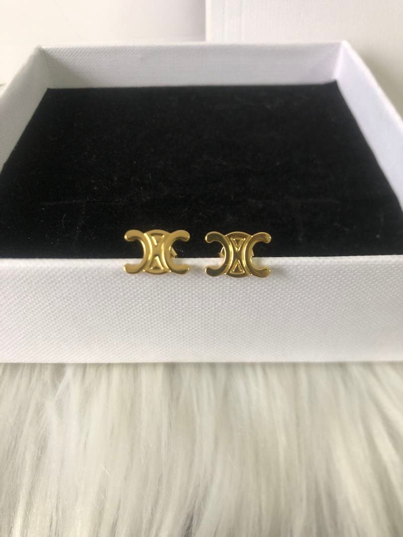 CELINE セリーヌ　ピアス　ロゴ　ゴールド　ファッション　綺麗