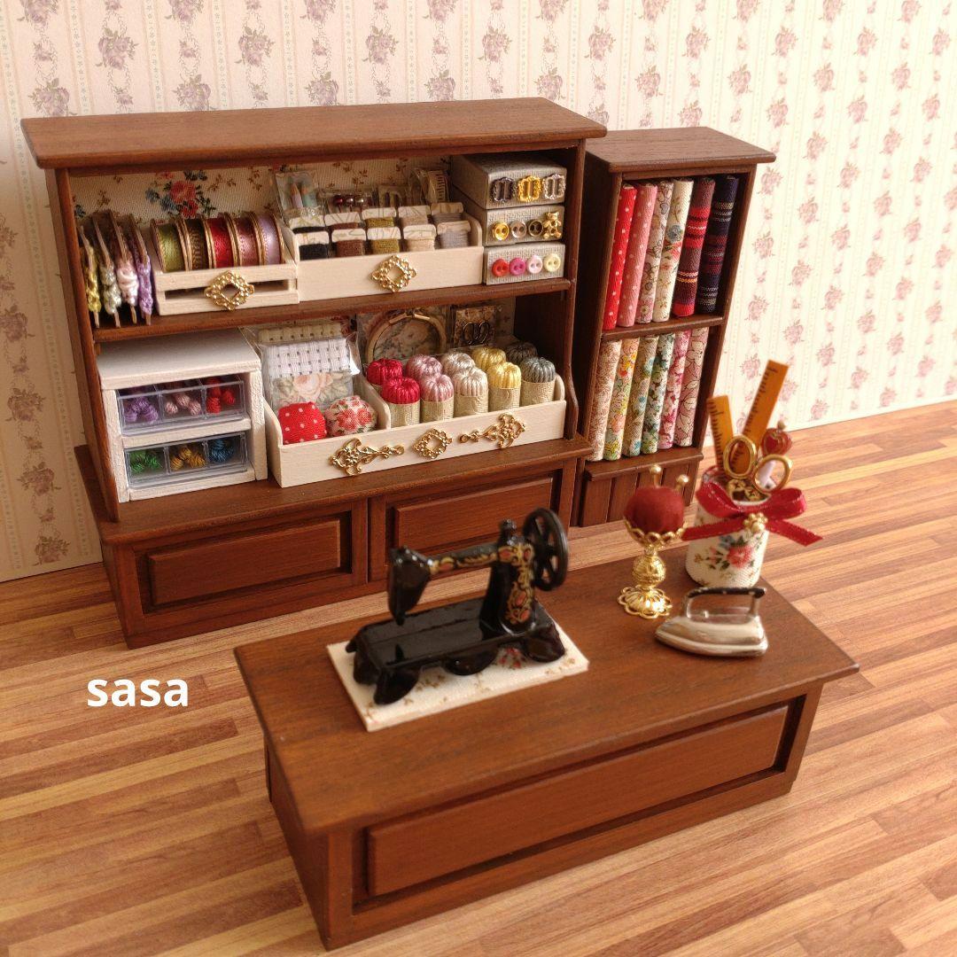 ミニチュア家具　ミニチュア手芸屋さん《濃いめメープル》赤いお花柄