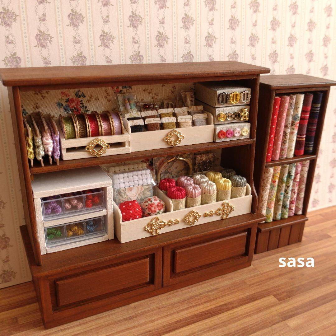 ミニチュア家具　ミニチュア手芸屋さん《濃いめメープル》赤いお花柄