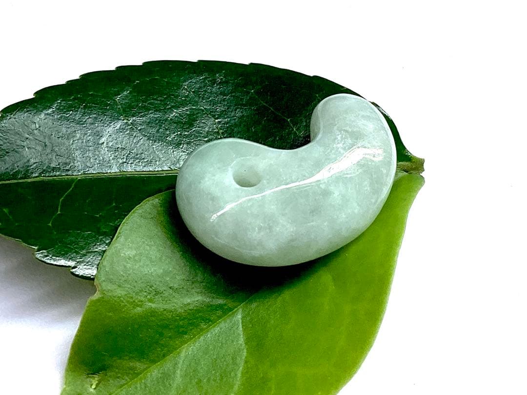 ✳極上紋様‼️ 希少玉‼️糸魚川翡翠勾玉　お身近に開運*吉祥の守護石を　鑑別書取得品