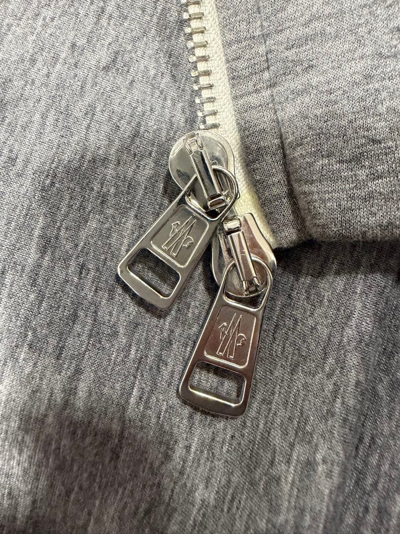 【レアモデル】MONCLER モンクレール エンボスロゴ ボンディングパーカー