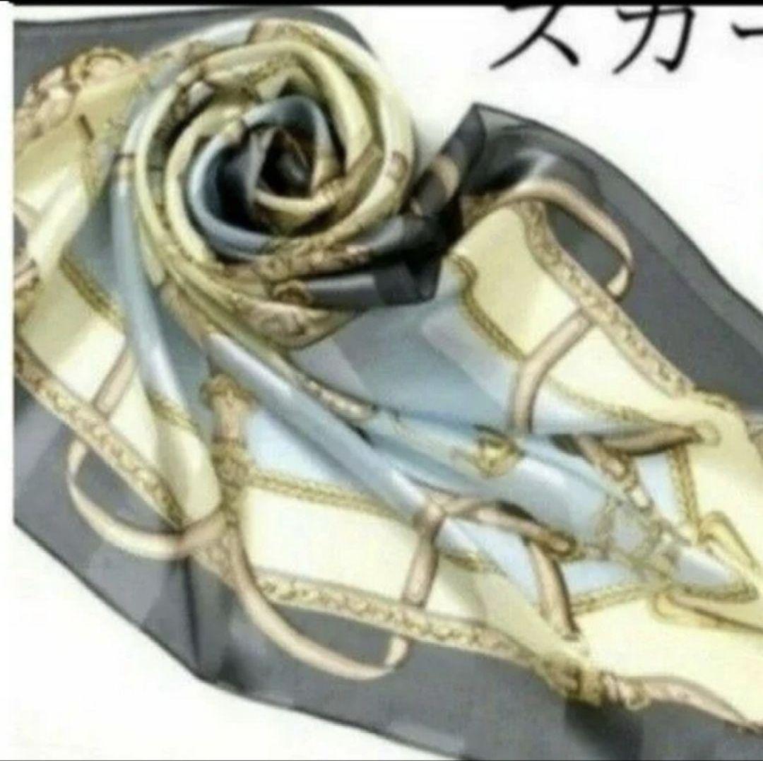 シルク風の青と黒のチェーンパターンのスカーフ、