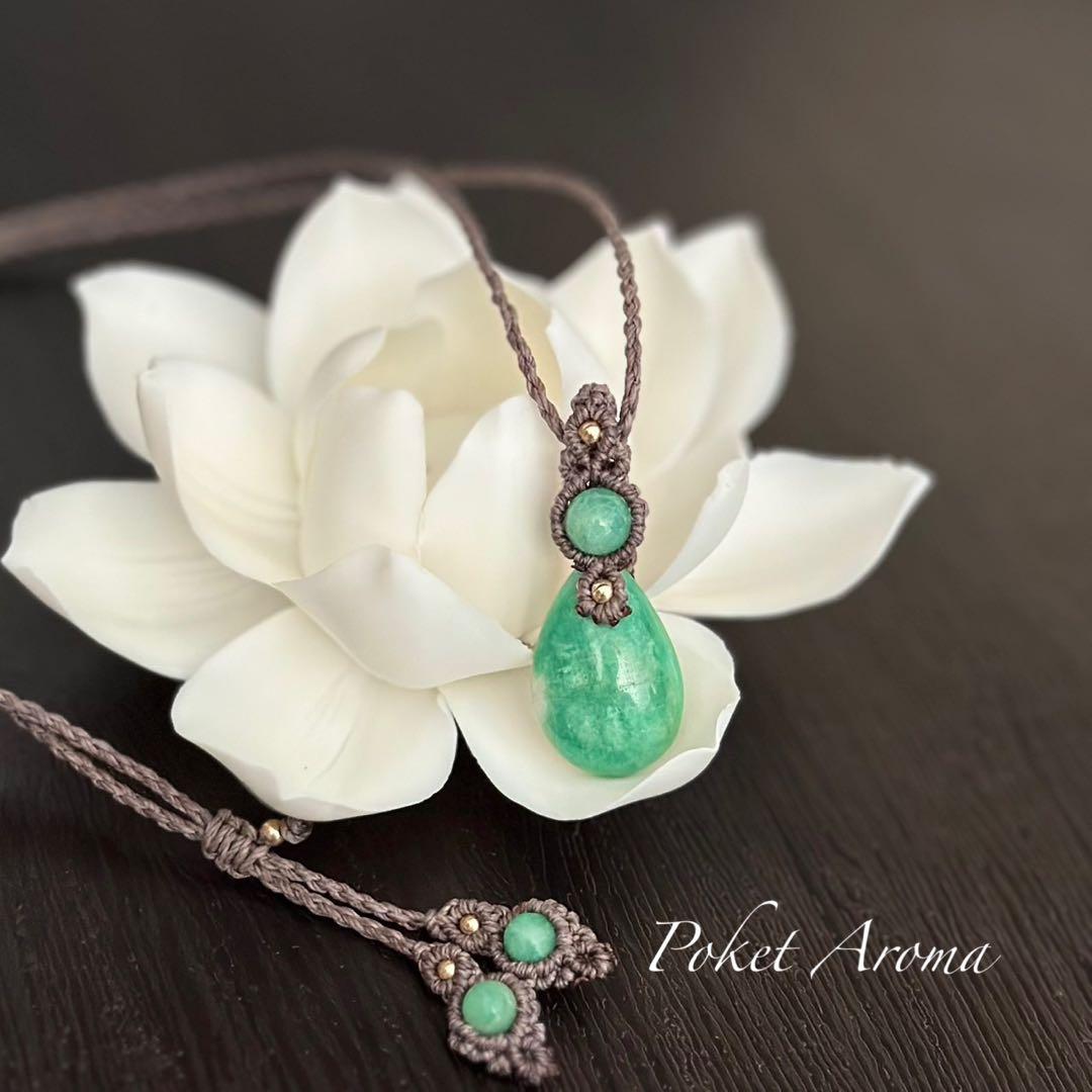 『翠郷』ライトカラーエメラルドのマクラメペンダントネックレス