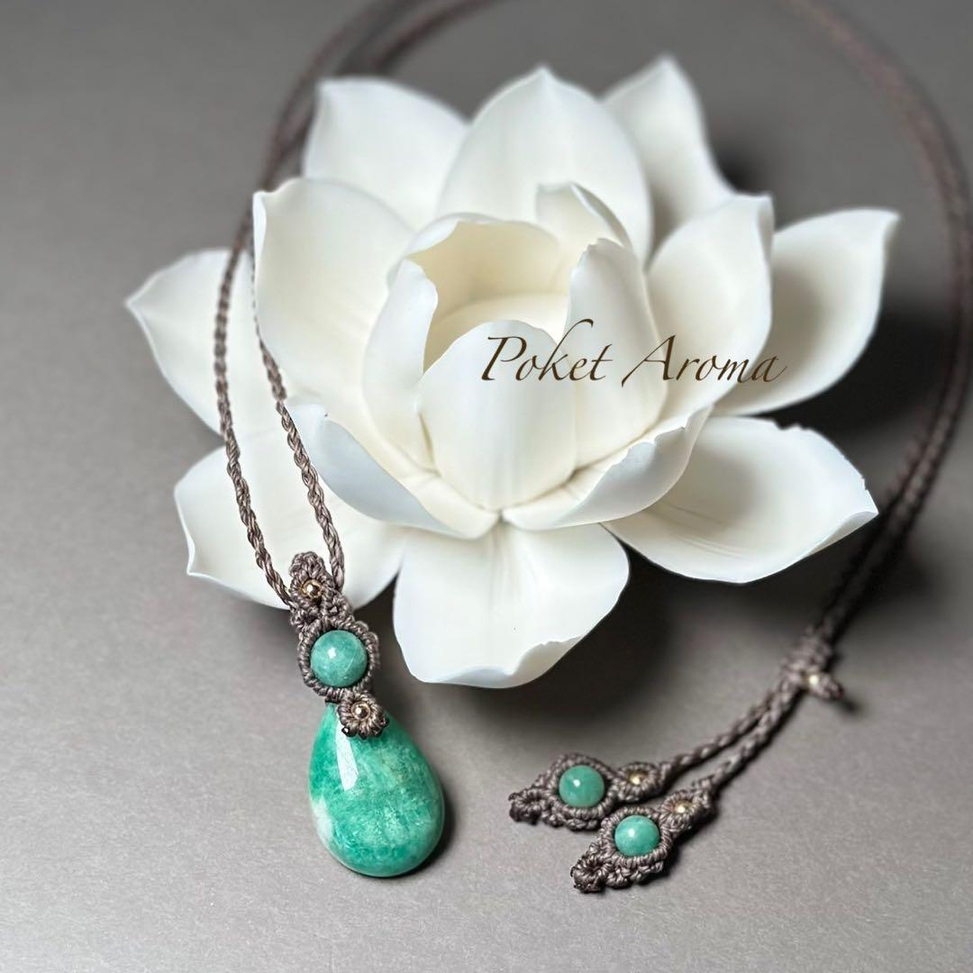 『翠郷』ライトカラーエメラルドのマクラメペンダントネックレス