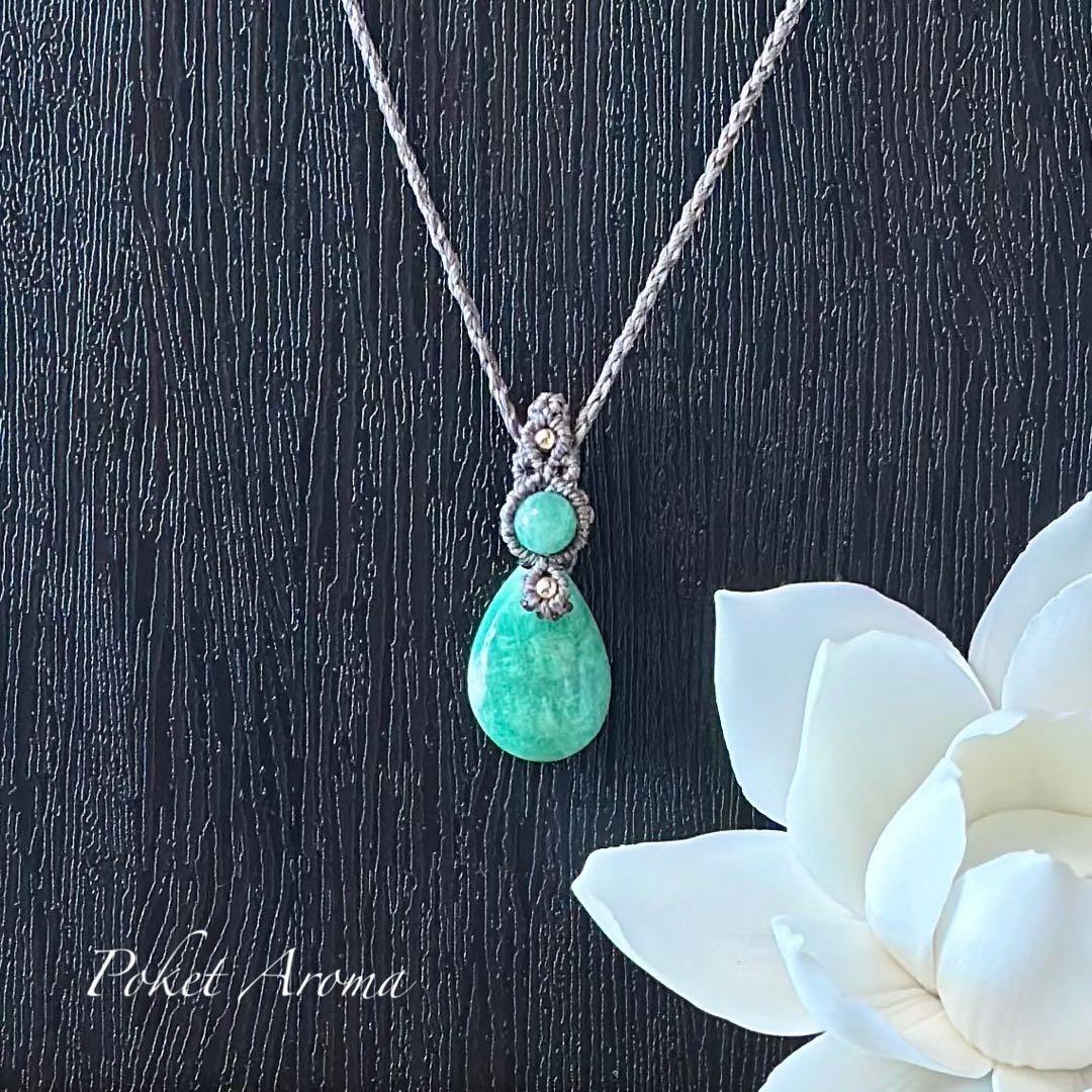 『翠郷』ライトカラーエメラルドのマクラメペンダントネックレス