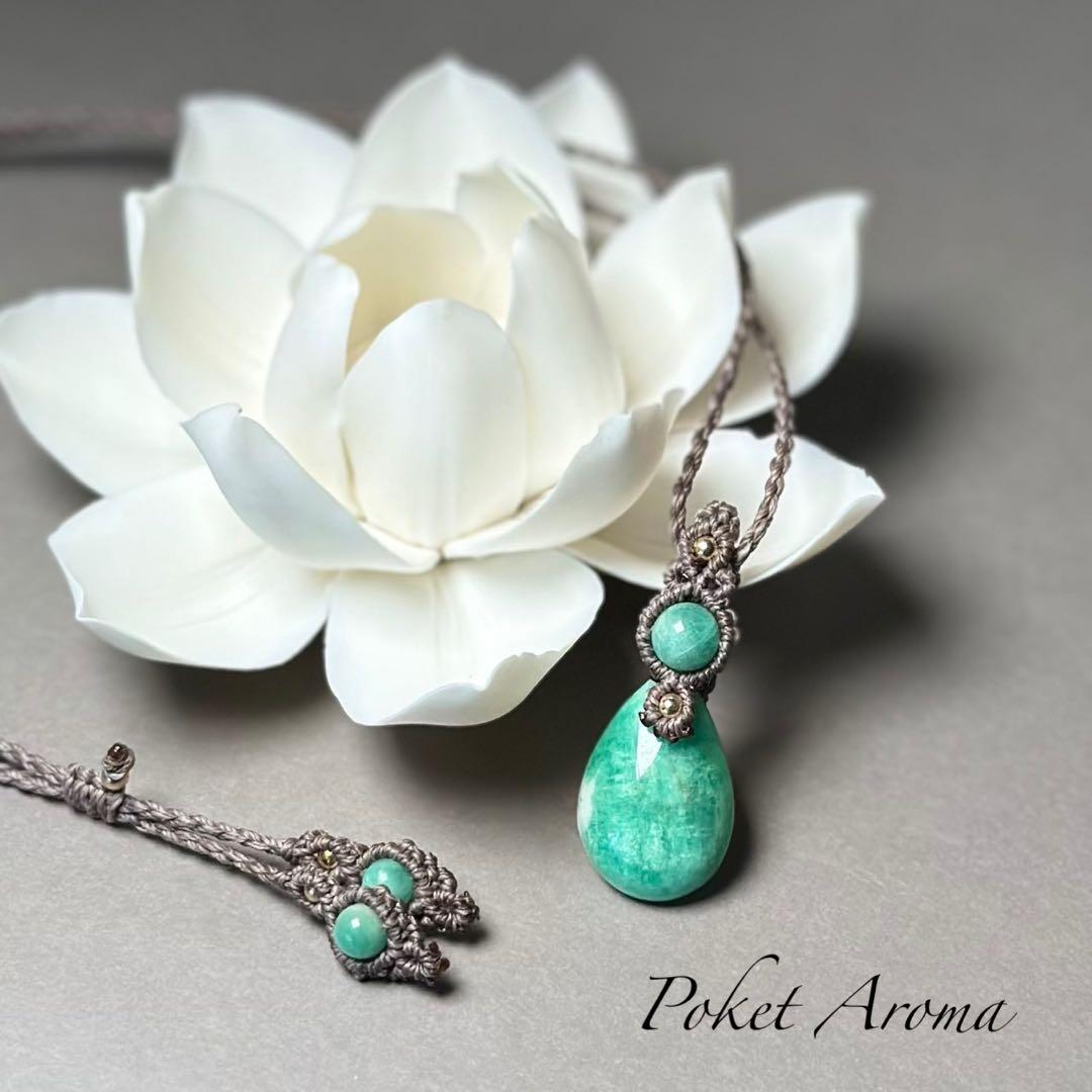 『翠郷』ライトカラーエメラルドのマクラメペンダントネックレス