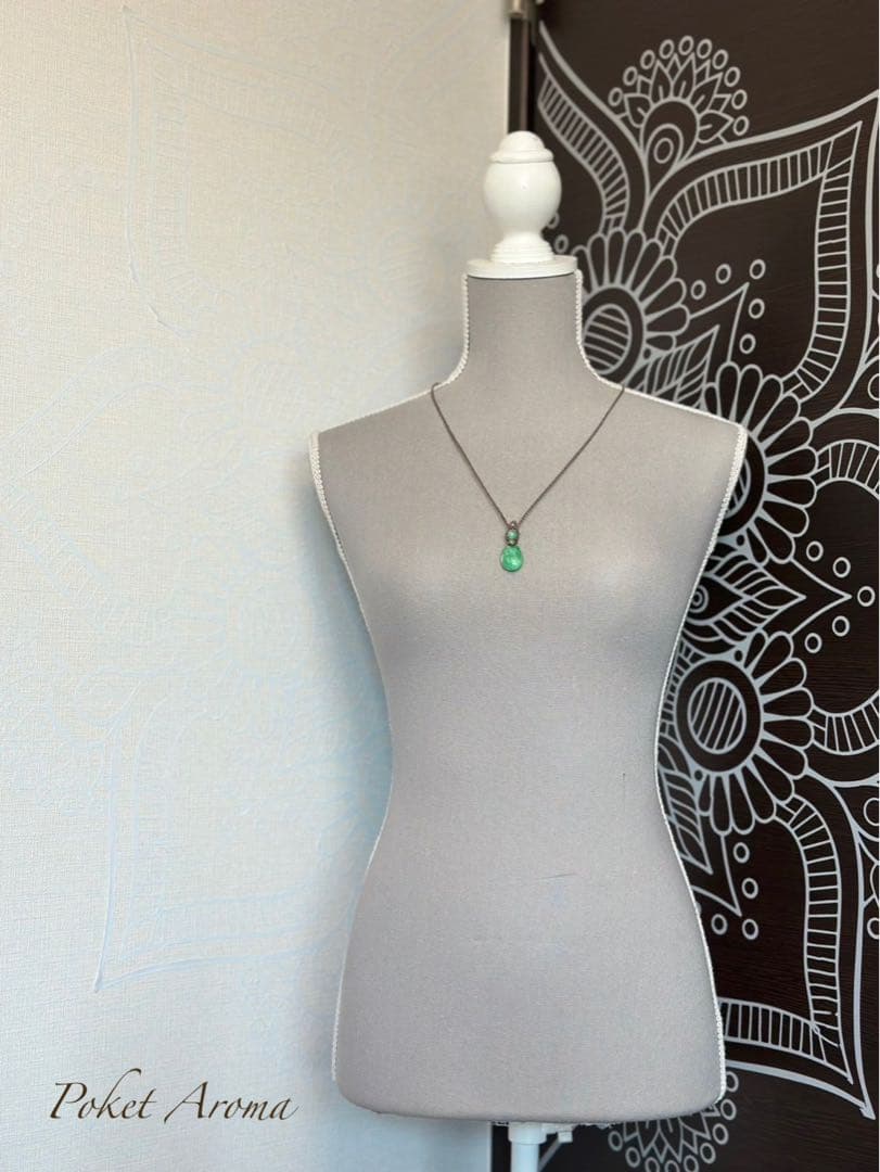 『翠郷』ライトカラーエメラルドのマクラメペンダントネックレス