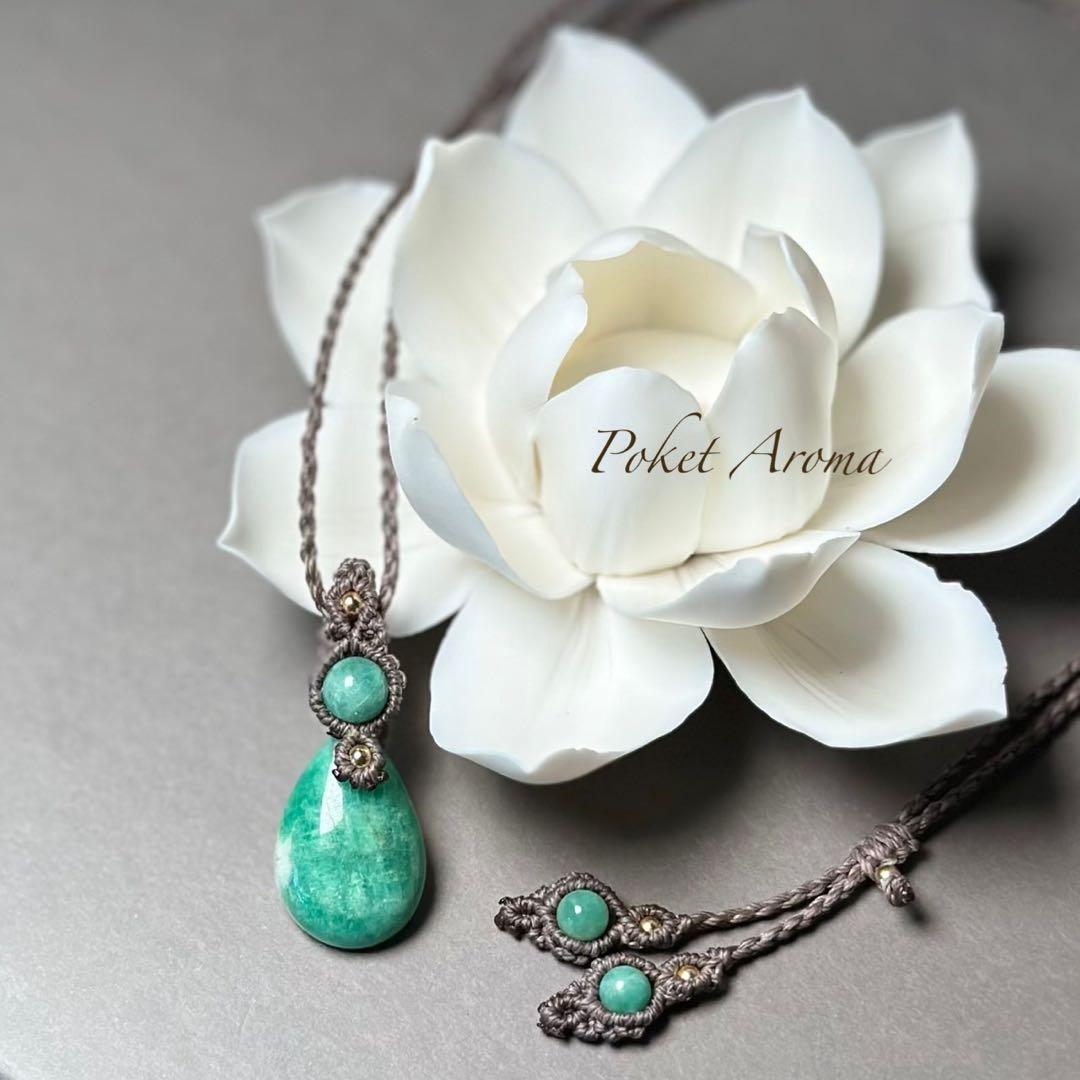 『翠郷』ライトカラーエメラルドのマクラメペンダントネックレス