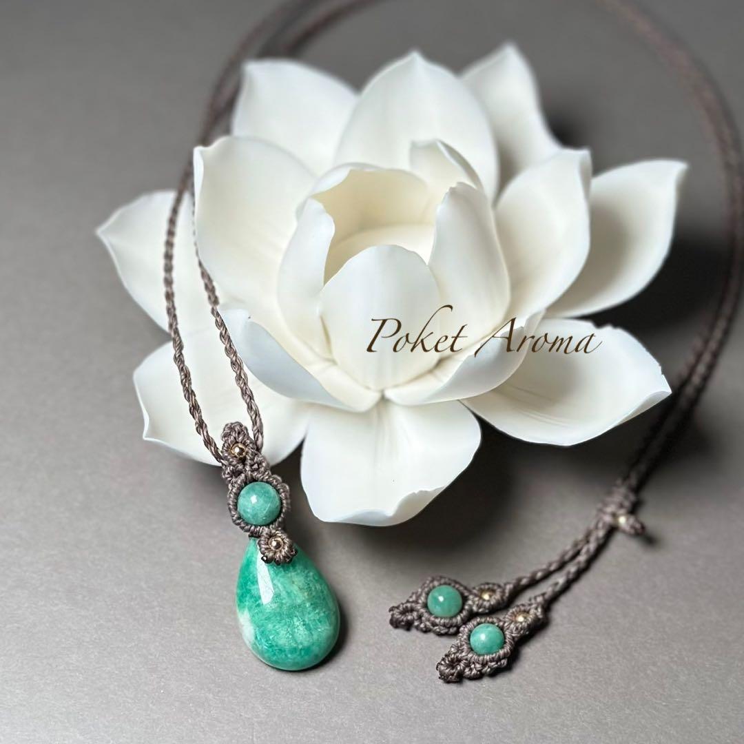 『翠郷』ライトカラーエメラルドのマクラメペンダントネックレス