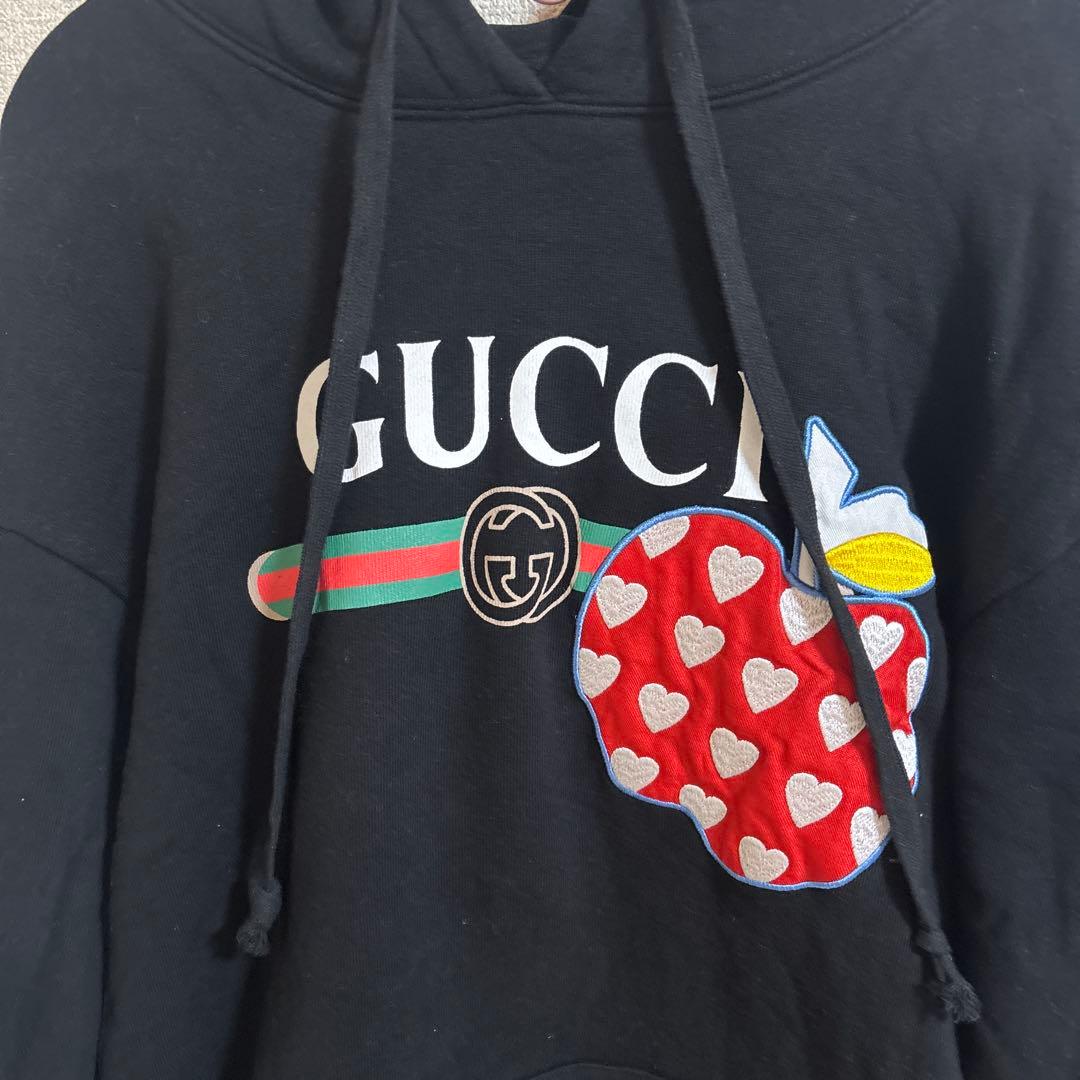GUCCI ハート柄リンゴ刺繍パーカー