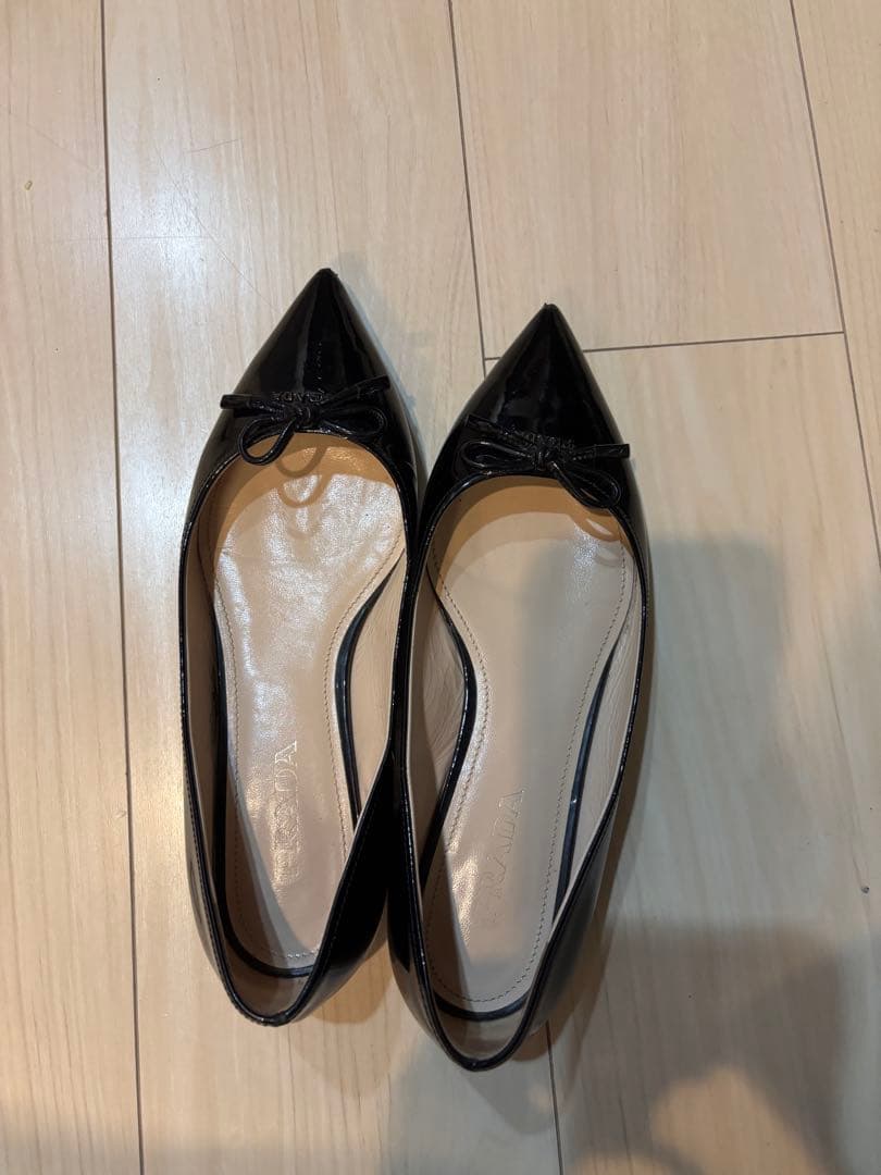 PRADA ブラック ポインテッドトゥ フラットシューズ