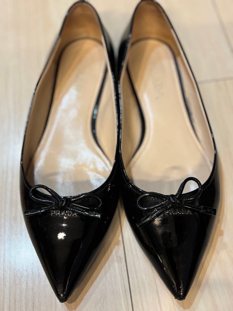 PRADA ブラック ポインテッドトゥ フラットシューズ
