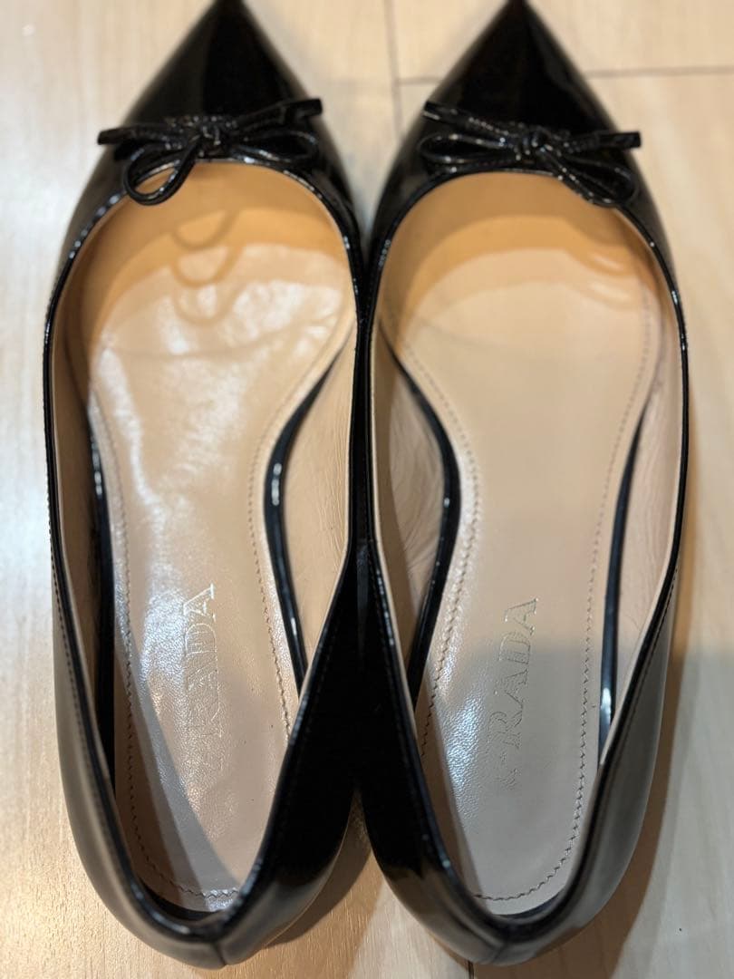 PRADA ブラック ポインテッドトゥ フラットシューズ