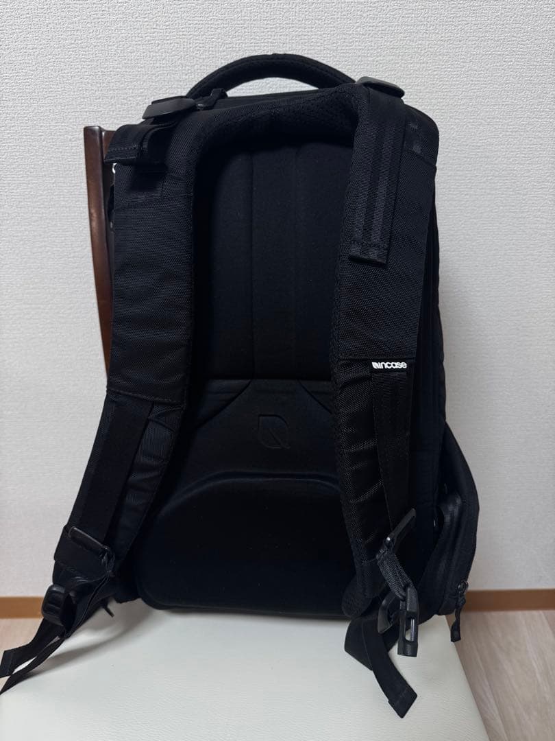 Incase ブラックバックパックICON