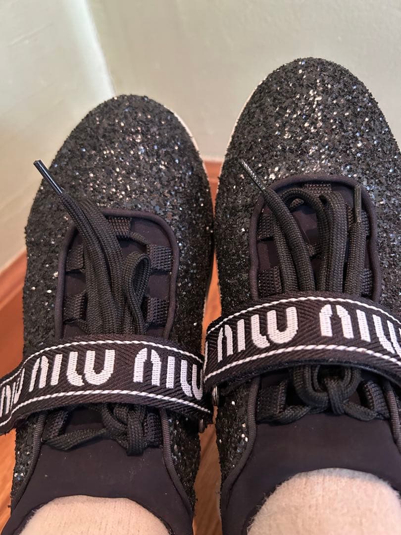 三連休タイムセールmiu miu ブラックグリッタースニーカー
