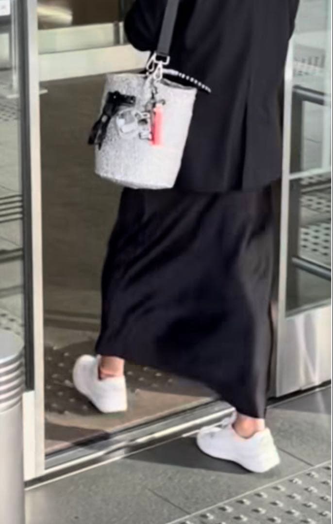 【新品】meong blue シルバー　ショルダー付き　カゴバッグ　チャーム付き