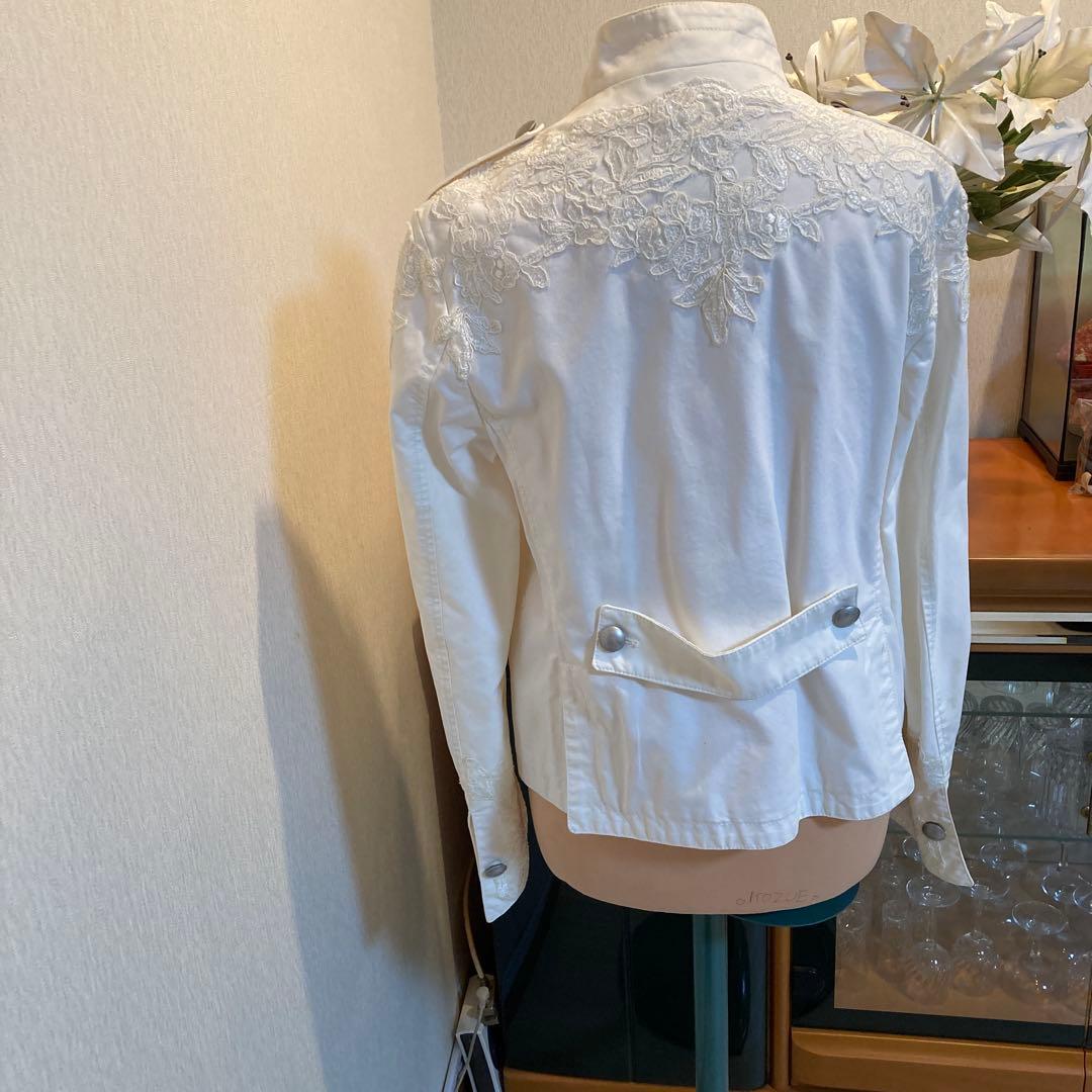 刺繍入りホワイトノーカラージャケット