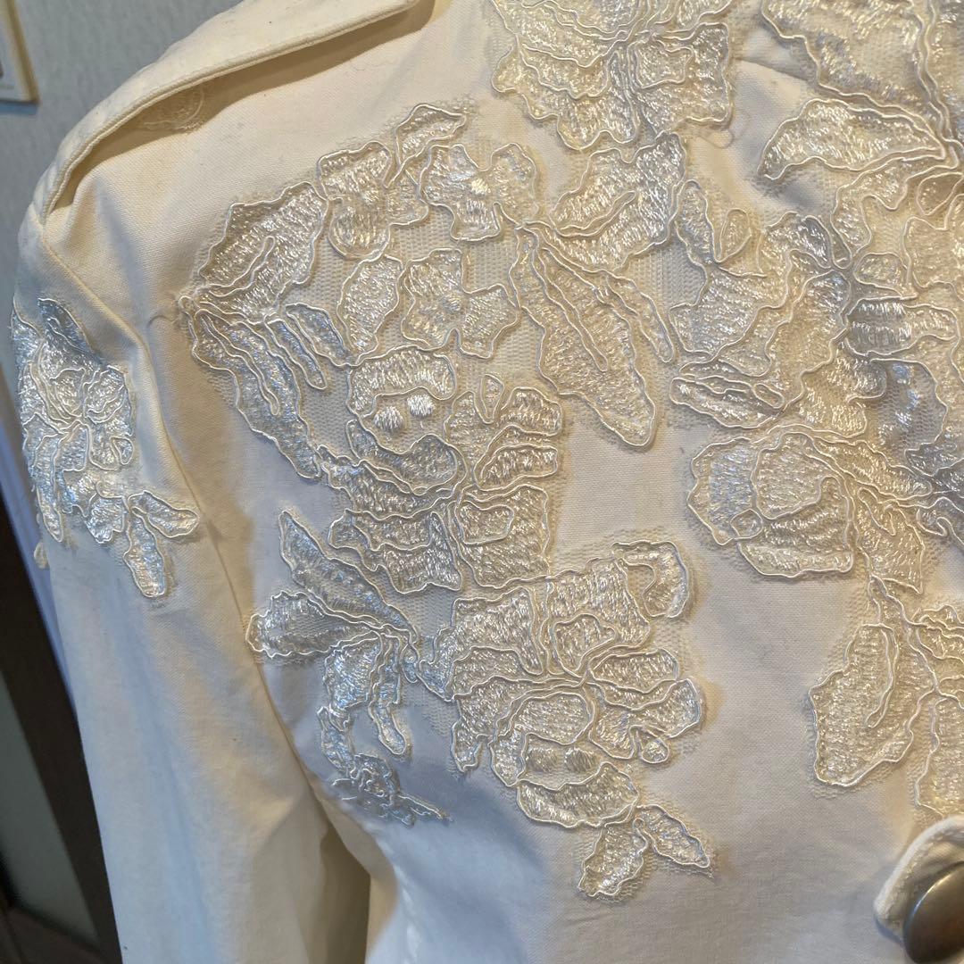 刺繍入りホワイトノーカラージャケット
