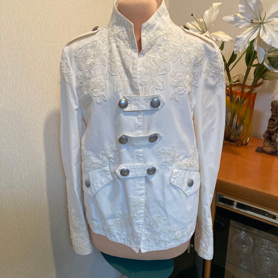 刺繍入りホワイトノーカラージャケット