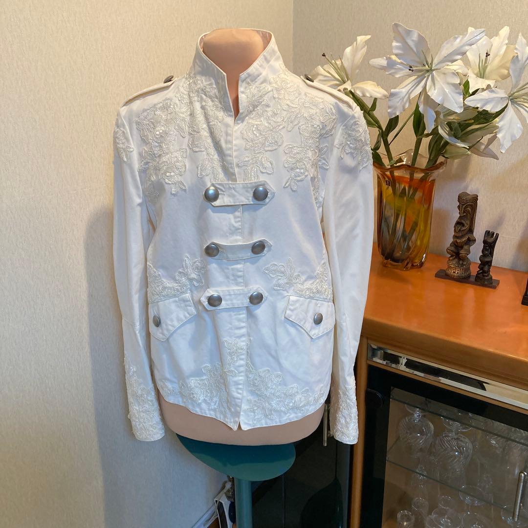 刺繍入りホワイトノーカラージャケット