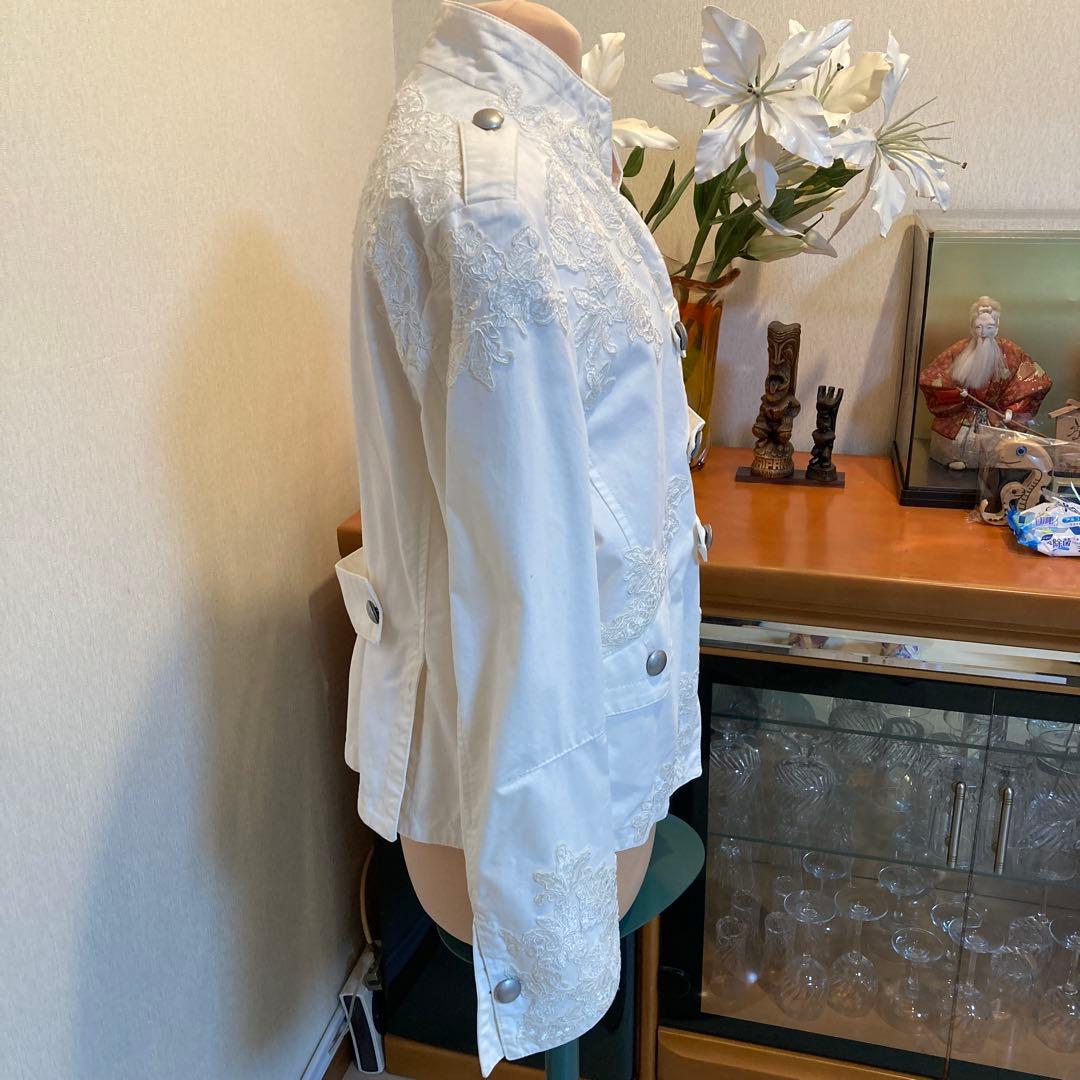 刺繍入りホワイトノーカラージャケット
