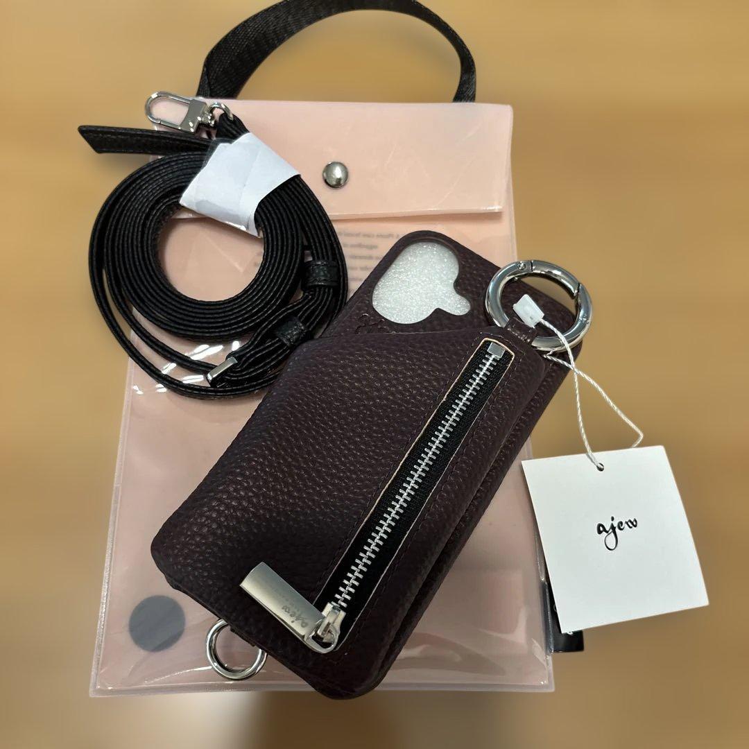 ajew iPhone16用ジップフォンケース ダークチョコ