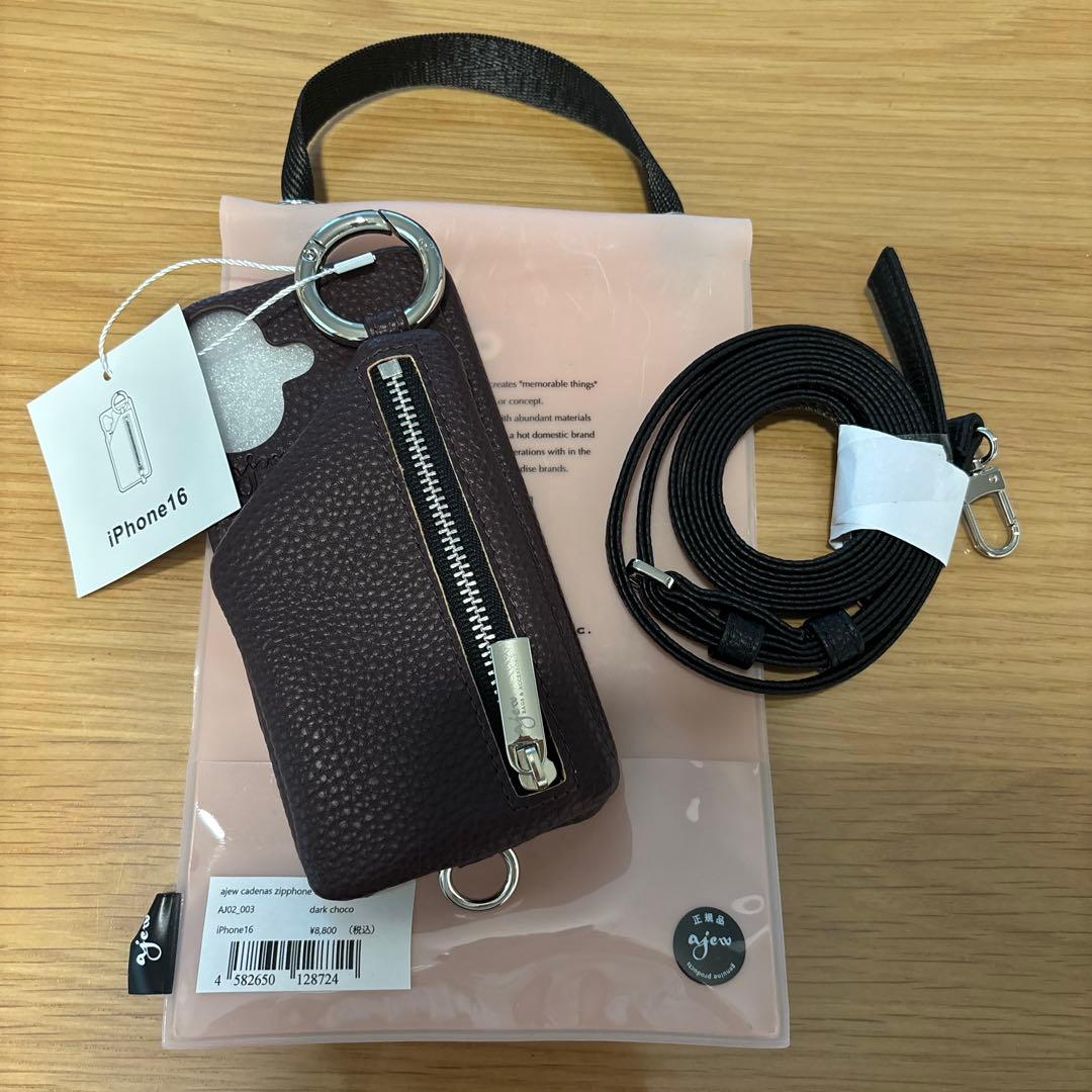 ajew iPhone16用ジップフォンケース ダークチョコ