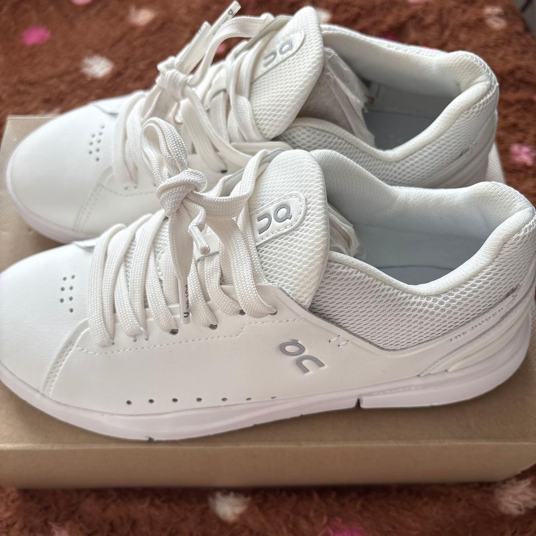 On スニーカー　24センチ