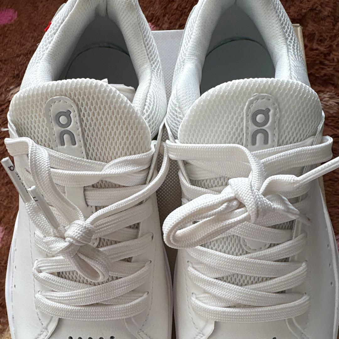 On スニーカー　24センチ