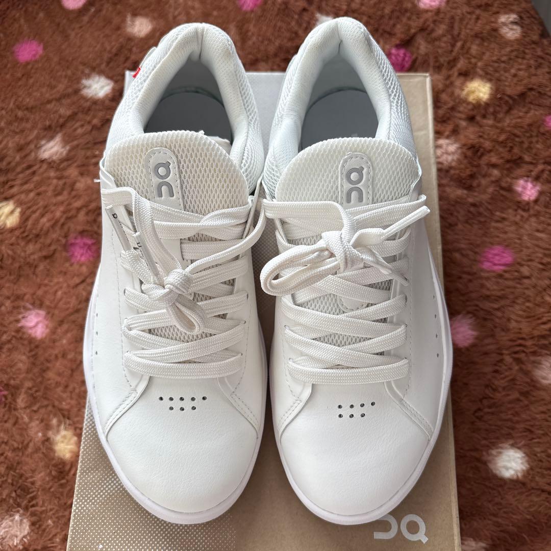 On スニーカー　24センチ