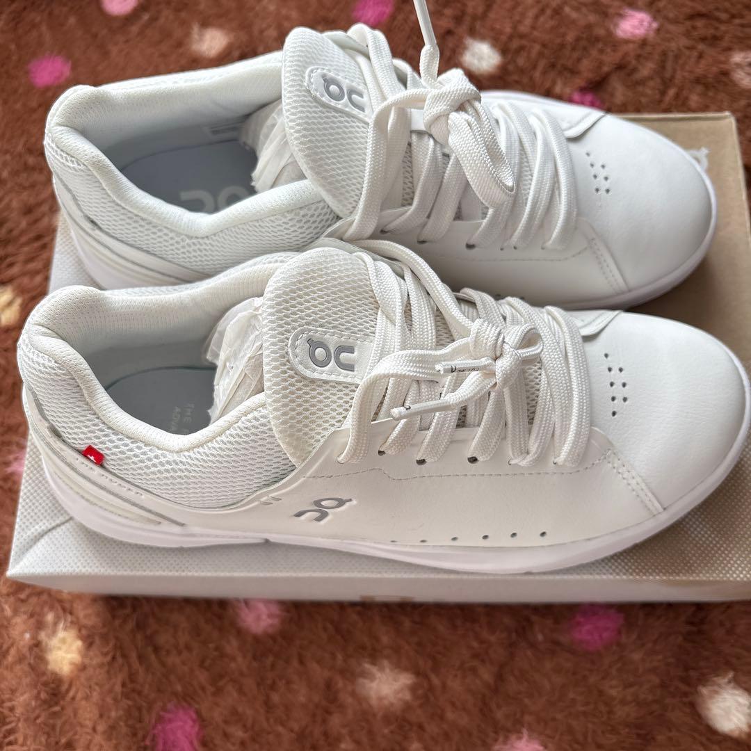 On スニーカー　24センチ