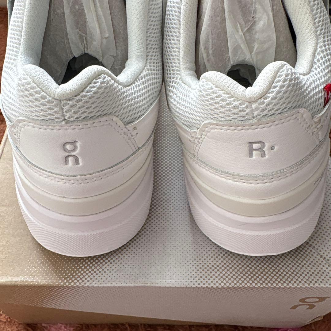 On スニーカー　24センチ