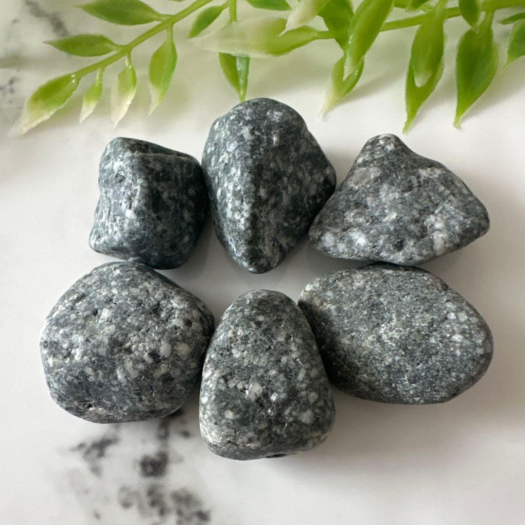 【自然の丸み 遠野霊石】 にぎり石6個｜6つそろって生まれるコロコロ波動