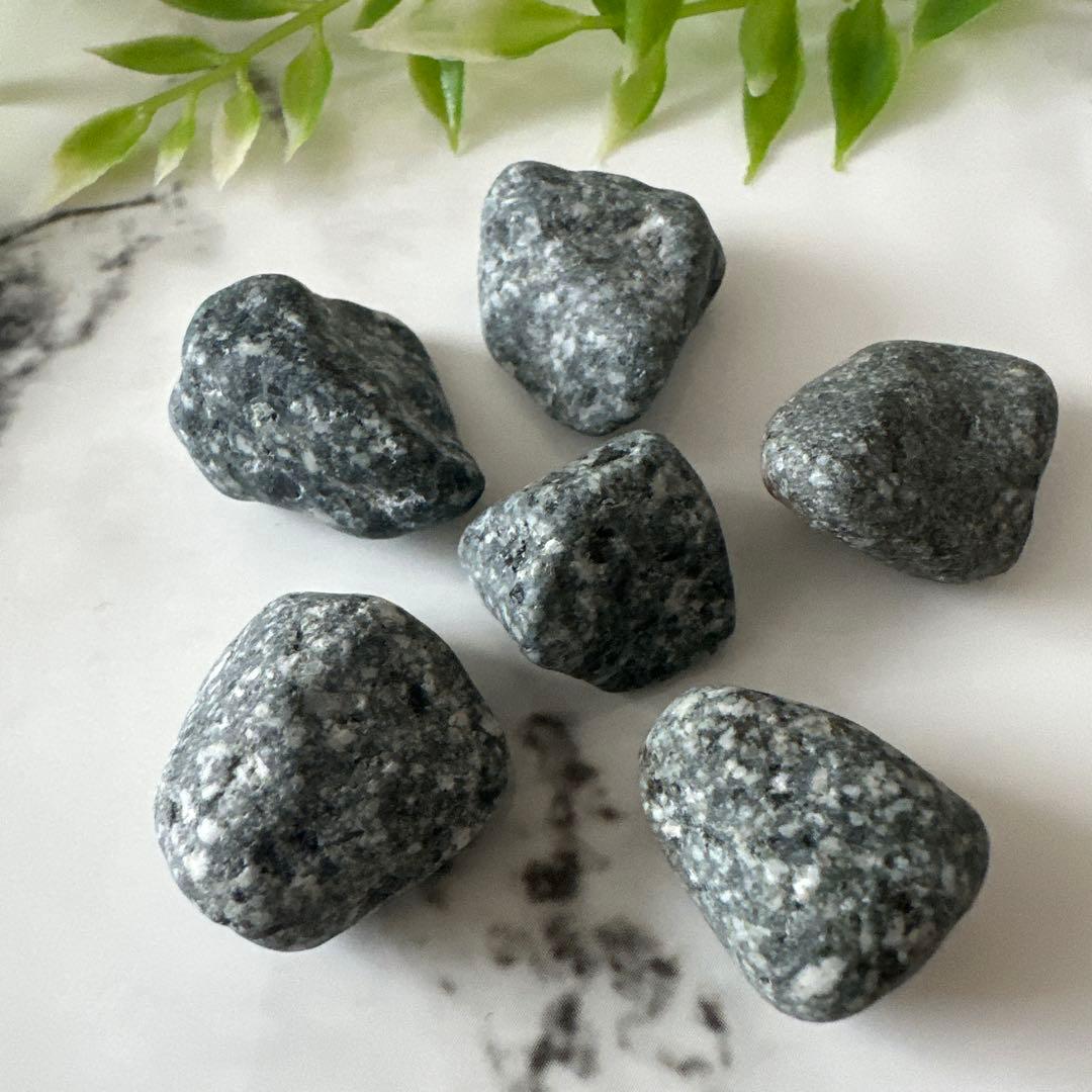 【自然の丸み 遠野霊石】 にぎり石6個｜6つそろって生まれるコロコロ波動