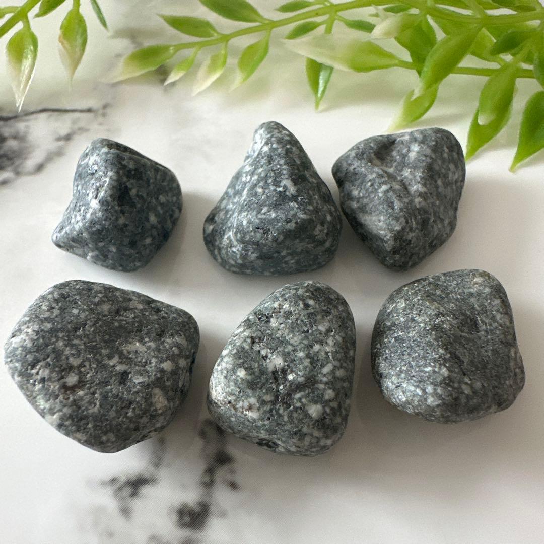 【自然の丸み 遠野霊石】 にぎり石6個｜6つそろって生まれるコロコロ波動