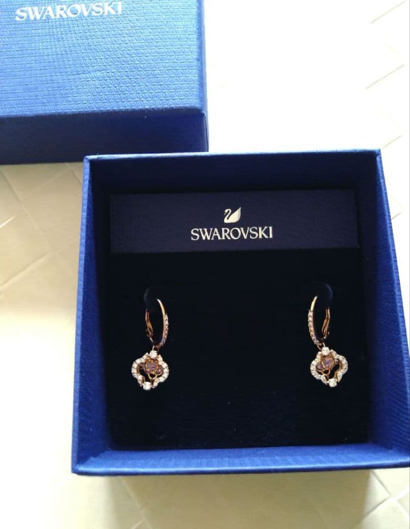 スワロフスキー新品 Sparkling ピアス Swarovski