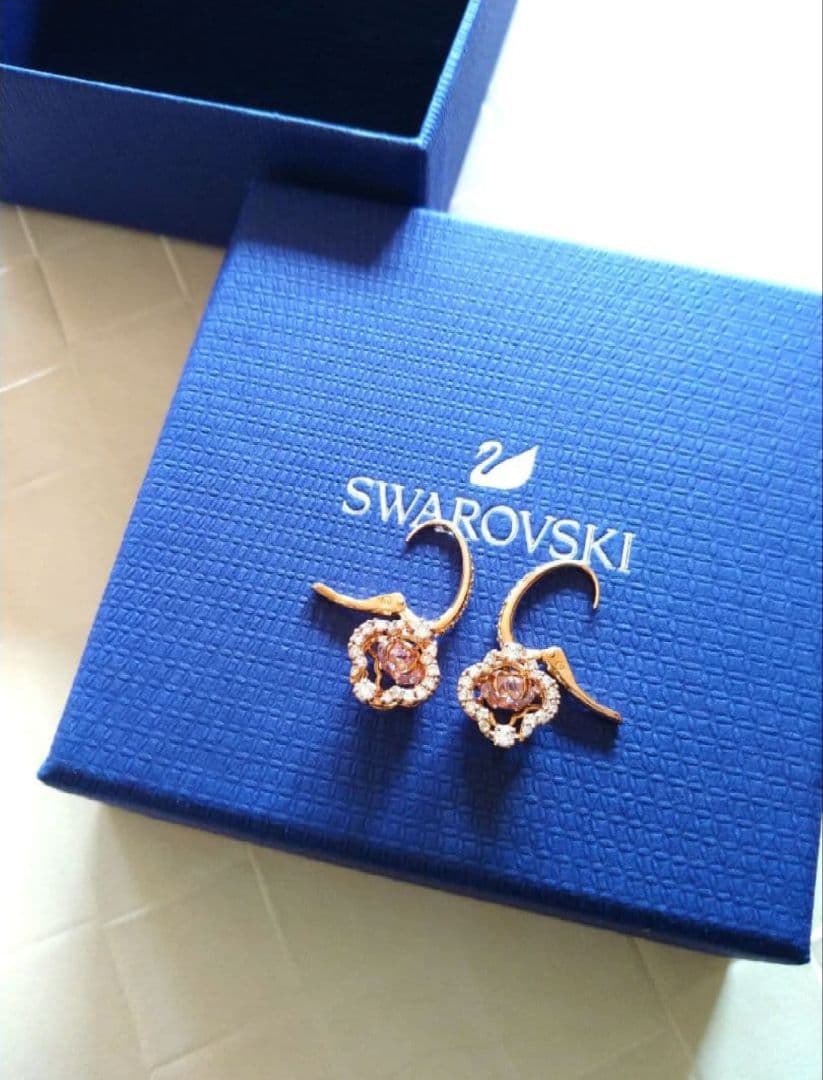 スワロフスキー新品 Sparkling ピアス Swarovski
