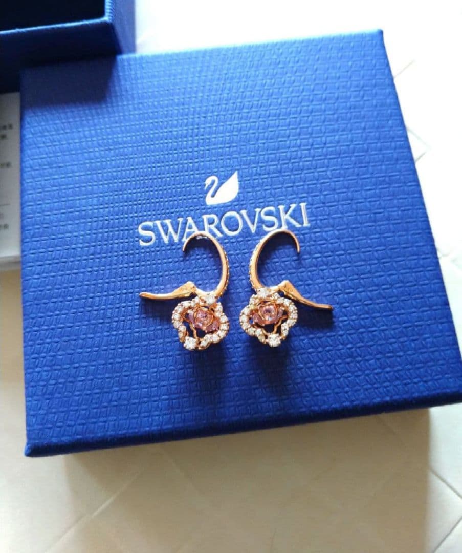 スワロフスキー新品 Sparkling ピアス Swarovski