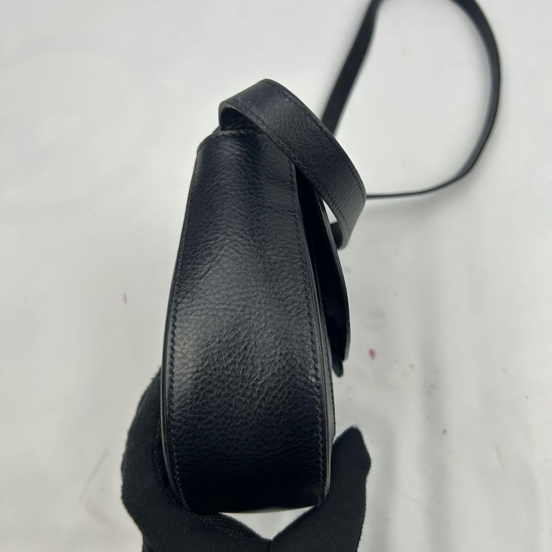 【美品】イルビゾンテ　ショルダーバッグ　レザー　フラップ　ロゴ型押し　現行タグ