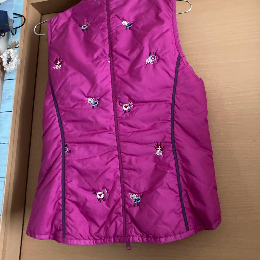 アルベロベロ ぶたさん刺繍 ダウンベスト