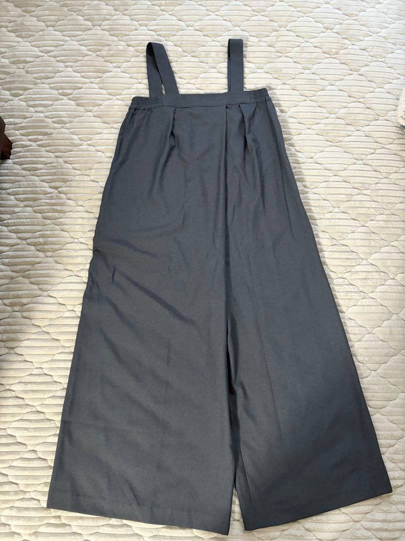 OURしなやか素材のラップ風サロペット　グレー