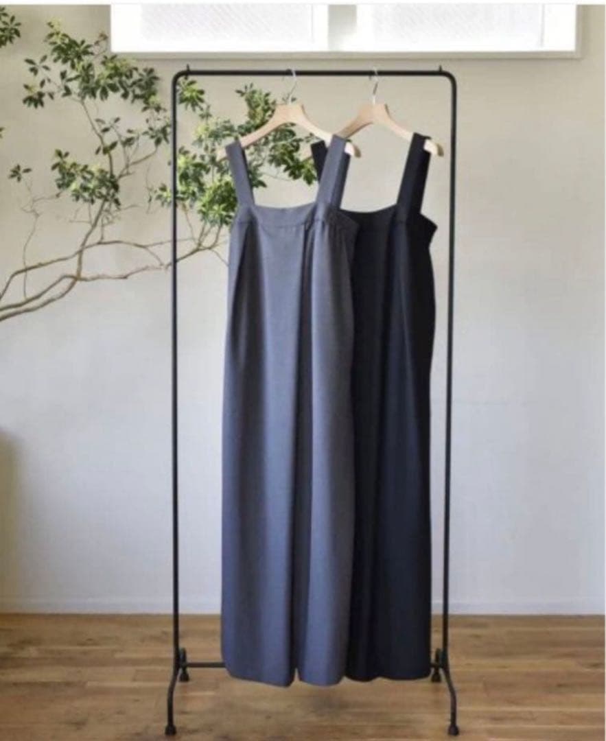 OURしなやか素材のラップ風サロペット　グレー