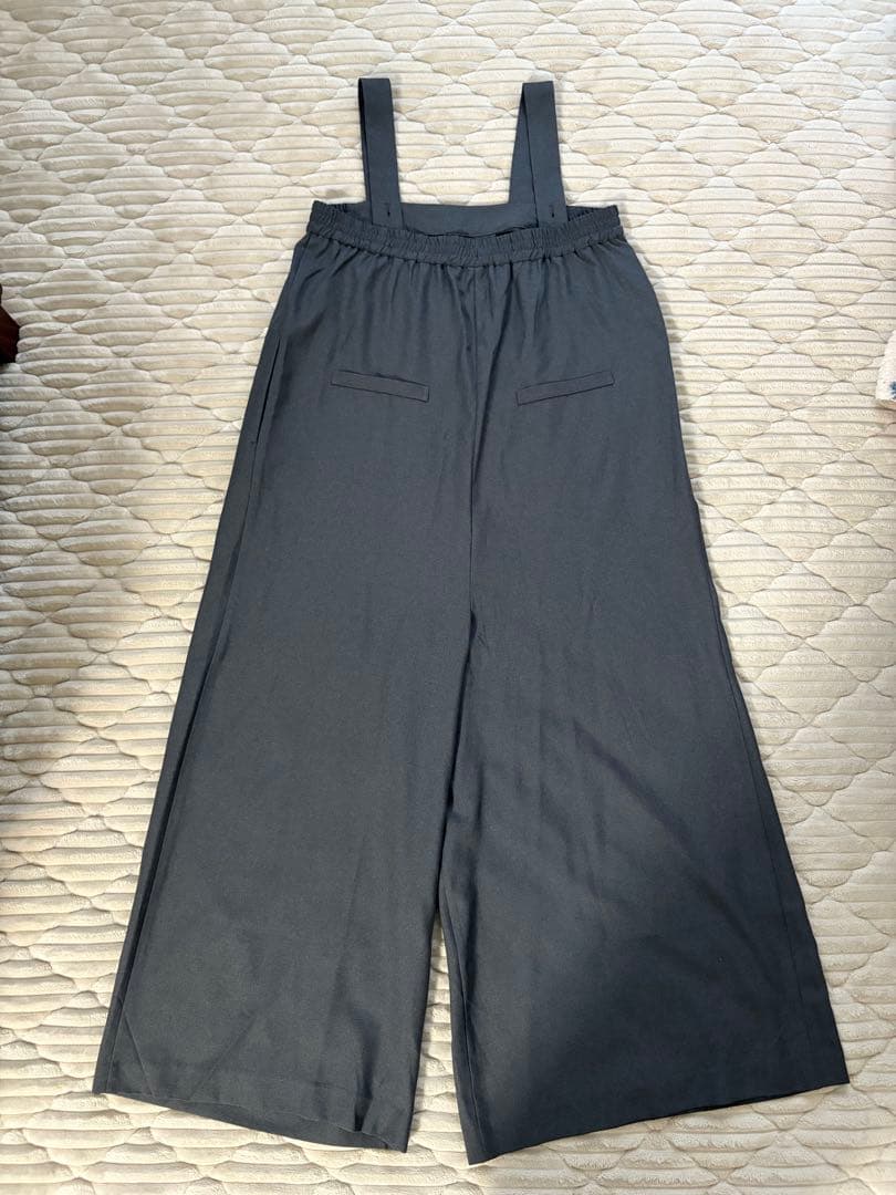 OURしなやか素材のラップ風サロペット　グレー