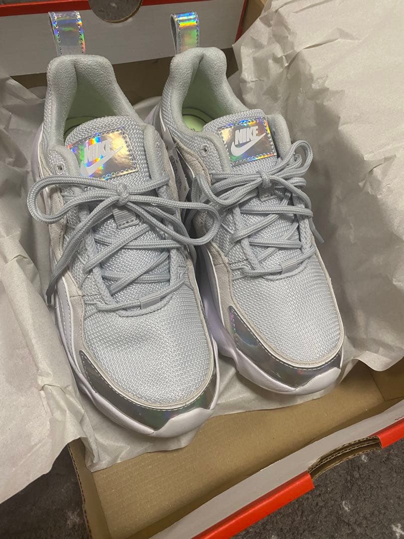 NIKE シルバー×ホワイト スニーカー　25cm
