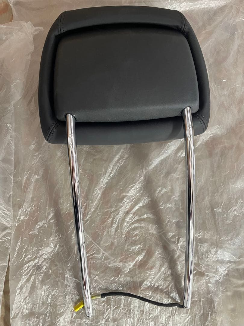 ベンツ　W212　ヘッドレスト　新品未使用　A2129708050　バラ売りも可