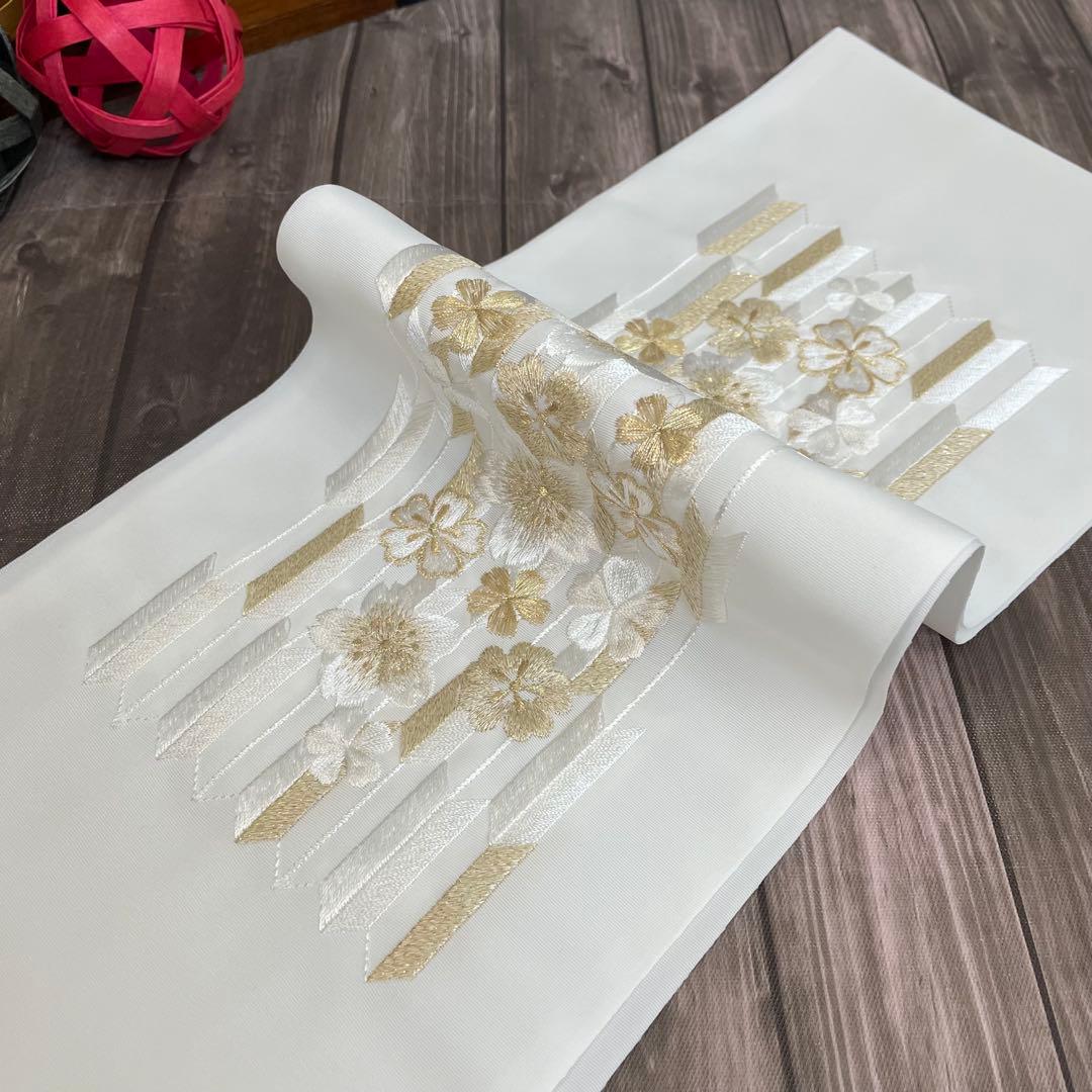 晴れ着などに✨桜がお洒落にデザインされた華やか刺繍半襟 日本製 新品