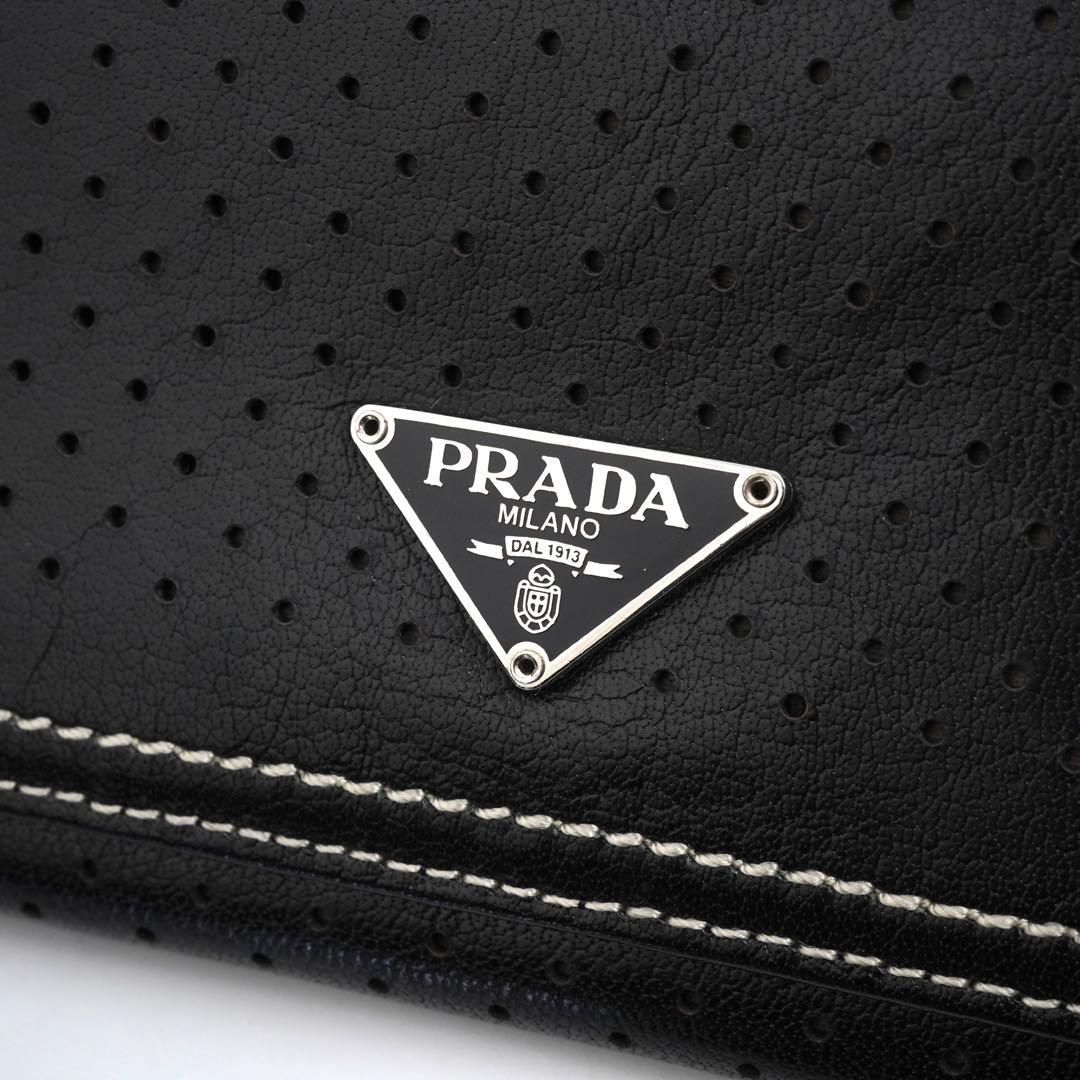 ✨新品未使用・箱付　PRADA 長財布　三角プレート　トライアングル　パンチング